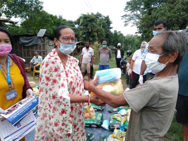 Happiness spread in slum dweller families after receiving relief supplies